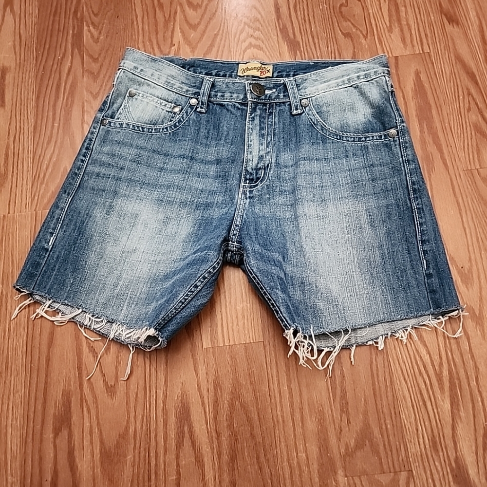 Wrangler 20x Distressed Denim women Shorts Size 32